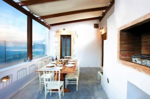 Villa Archontiki, with rooftop pool and stunning panoramic views! near Pente Parthenes Plane tree