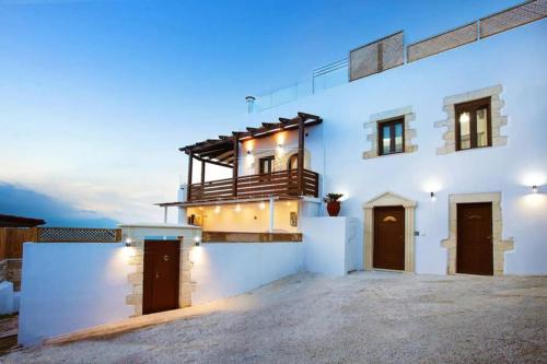 Villa Archontiki, with rooftop pool and stunning panoramic views! near Pente Parthenes Plane tree