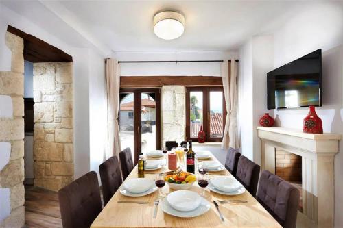 Villa Archontiki, with rooftop pool and stunning panoramic views! near Pente Parthenes Plane tree