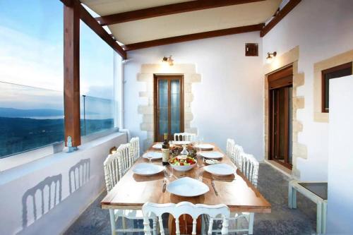 Villa Archontiki, with rooftop pool and stunning panoramic views! near Pente Parthenes Plane tree