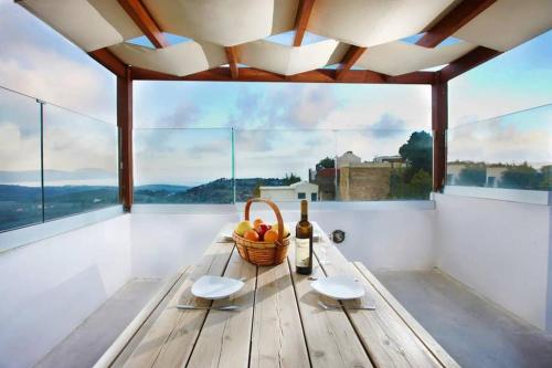 Villa Archontiki, with rooftop pool and stunning panoramic views! near Pente Parthenes Plane tree