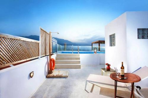 Villa Archontiki, with rooftop pool and stunning panoramic views! near Pente Parthenes Plane tree