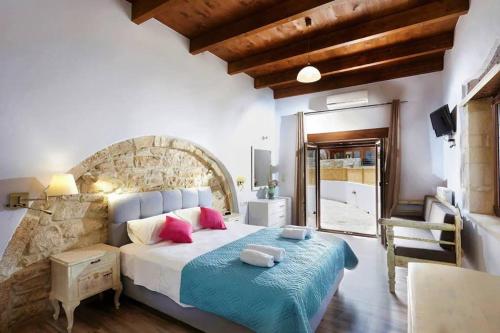 Villa Archontiki, with rooftop pool and stunning panoramic views! near Pente Parthenes Plane tree