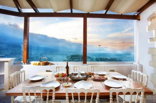 Villa Archontiki, with rooftop pool and stunning panoramic views! near Pente Parthenes Plane tree