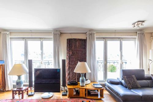 Veeve - Rooftop Views of the Arc de Triomphe - image 5