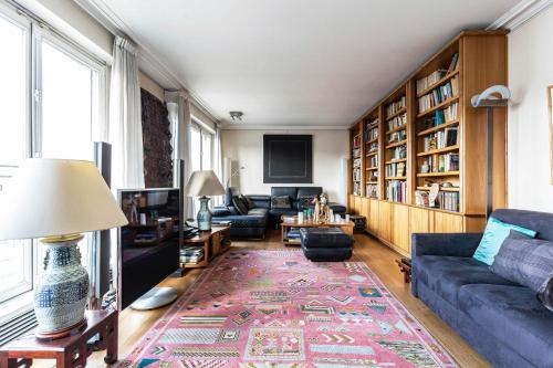 Veeve - Rooftop Views of the Arc de Triomphe - image 2