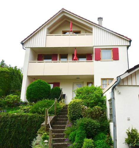 Ferienwohnung #4 mit Terrasse in zentraler dennoch ruhiger Lage - Stadtbus vor der Tur! 1.1km von Stadttheater entfernt
