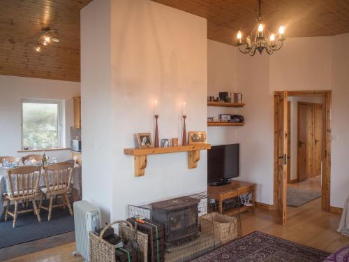 ทัศนียภาพภายนอกโรงแรม, Errislannan Stone Cottage in แมม ครอส