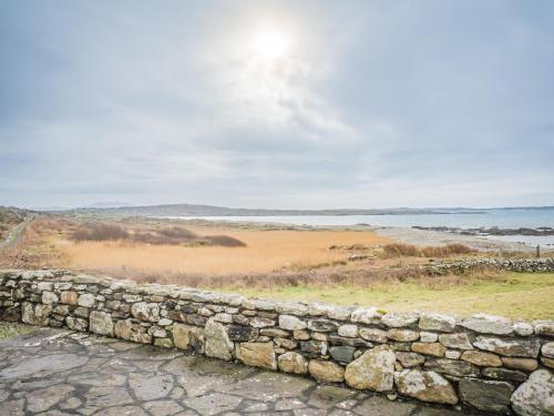 ทัศนียภาพภายนอกโรงแรม, Errislannan Stone Cottage in แมม ครอส