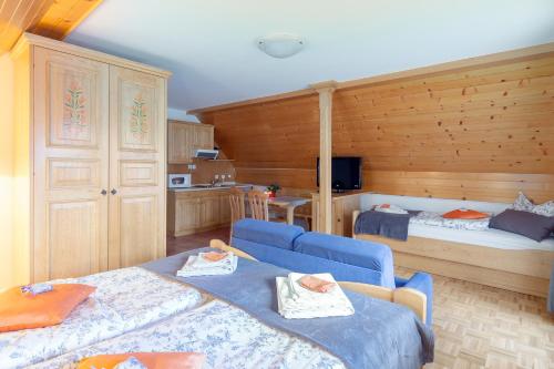1 queen bed, 1 twin bed