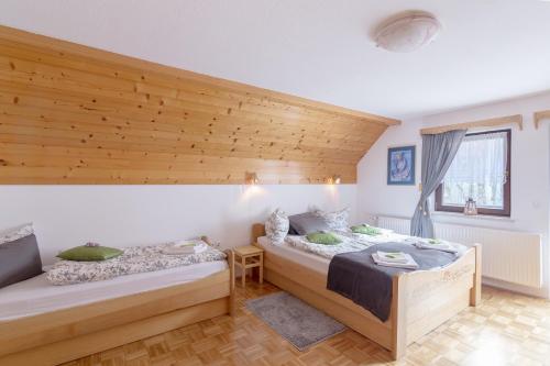 1 king bed, 1 twin bed