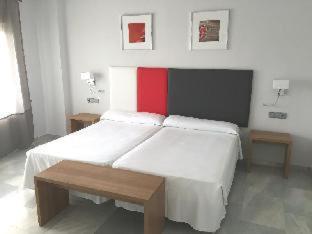 2 twin beds, 1 sofa bed
