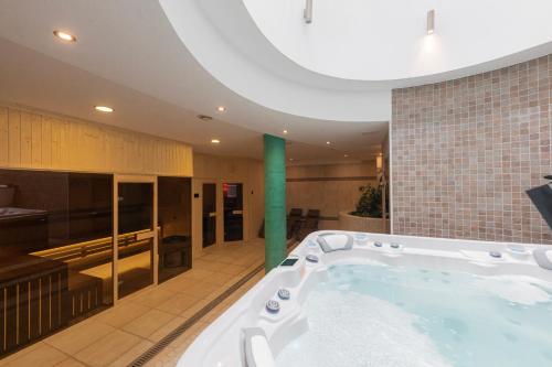 Hot tub, Bazilika alatt in Esztergom