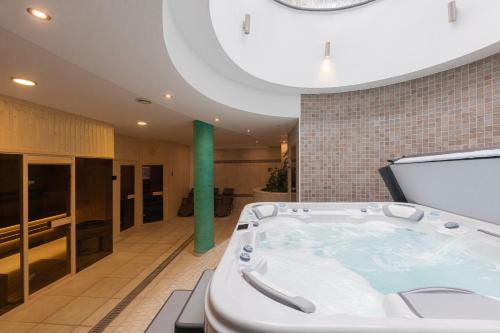 Hot tub, Bazilika alatt in Esztergom