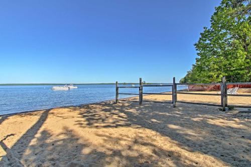 Standish Apartment with Deck - 2 Mi to Sebago Lake! - Standish