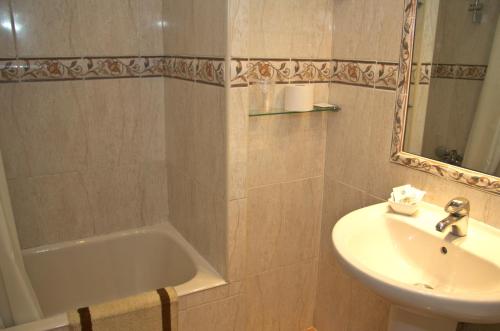 Hostal Los Alpes - image 10