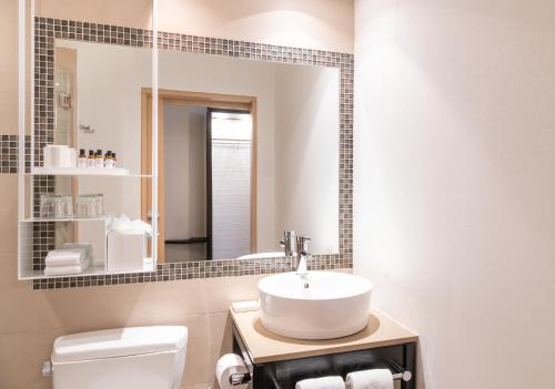 room detail thumbnail 2