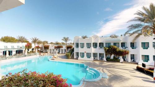Falcon Hills Hotel - image 3