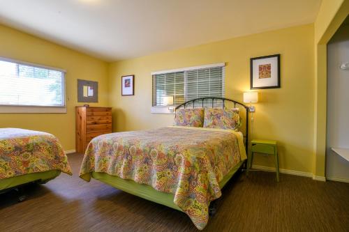 Inn 1 - Downtown 1 bedroom unit, sleeps 6 with shared hot tub
