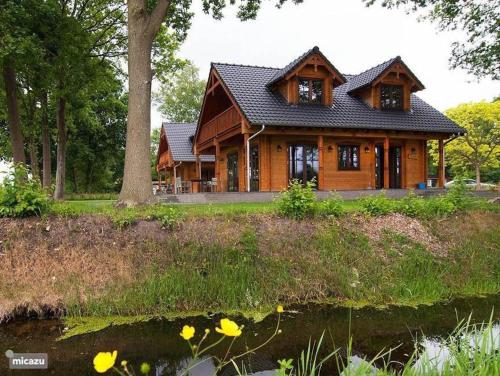  Houten villa Tine, Pension in Den Ham