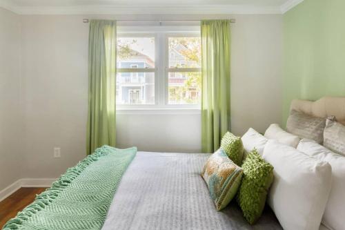 Vibrant Colorful Condo Building with Backyard Firepit and Games - image 3