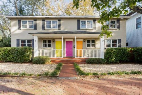 Vibrant Colorful Condo Building with Backyard Firepit and Games - image 4