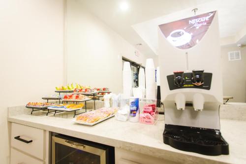 Aliments i begudes, Palace Inn Blue Federal Road in Cloverleaf