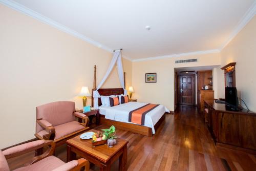 Deluxe Double or Twin Room image 8