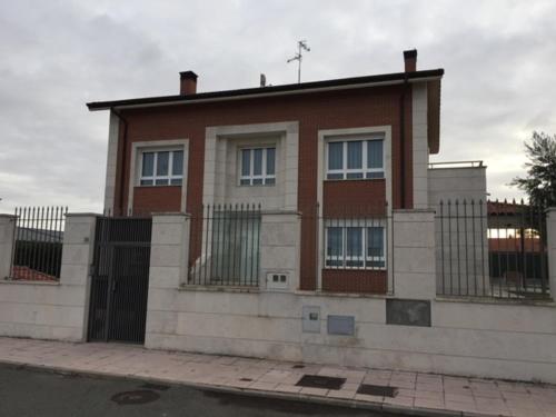 CASA COMPLETA EN ZONA DE BODEGAS RIOJA