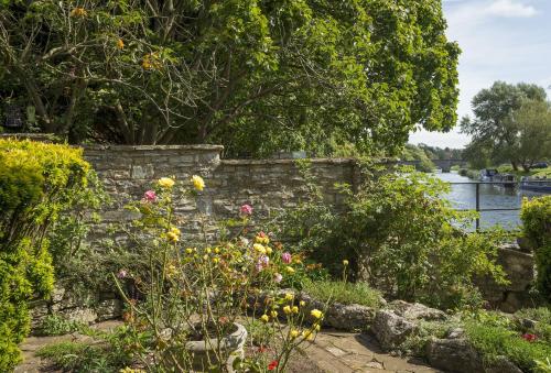 Riverside House - image 9