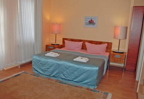 1 queen bed, 1 sofa bed