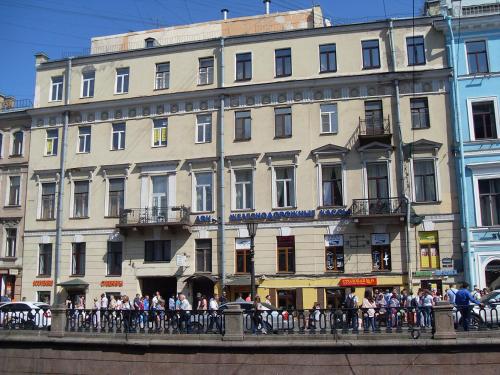 наб-канала-Грибоедова-14 самый центр СПб метро Невский проспект 100 метров до Казанского собора 200 метров до храма Спаса-на-Крови выход на канал Грибоедова - image 8