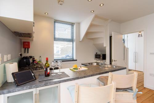 keuken, City Retreat, 2 Bed House with Cloudstream Hot Tub in Splott