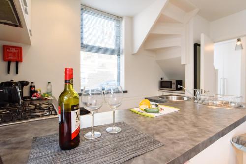 keuken, City Retreat, 2 Bed House with Cloudstream Hot Tub in Splott