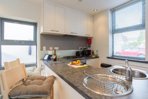 keuken, City Retreat, 2 Bed House with Cloudstream Hot Tub in Splott