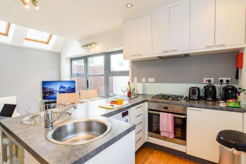 keuken, City Retreat, 2 Bed House with Cloudstream Hot Tub in Splott