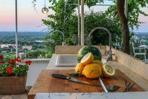 TD Casa Torchiano Hilltop Pool with Sea View in อิมปาลาตา