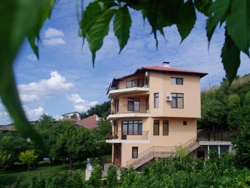Ieeja, Villa Prolet in Ģenerālā Kantardzeva