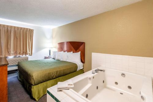 Econo Lodge Inn & Suites