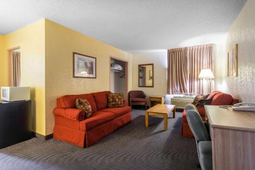 Rodeway Inn & Suites Colorado Springs