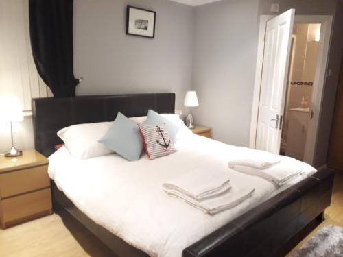 Coast 77 B&B - Accommodation - Poole