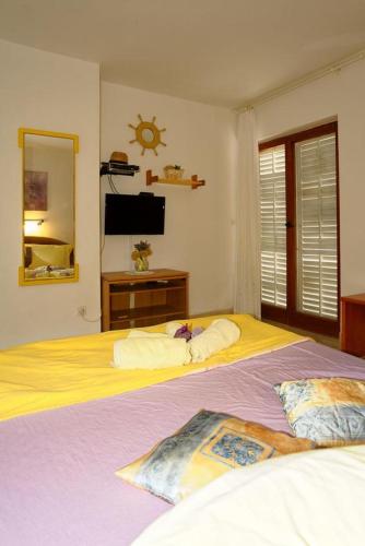 One-Bedroom Apartment with Terrace and Sea View image 2