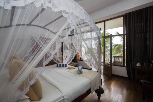 Deluxe Double Room with Sea View and Balcony image 10