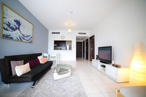 Gorgeous 1 BR in Marina Tower Close to Metro Dubai Marina 1102