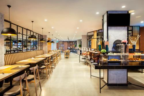 Restauracja, ibis Styles Bekasi Jatibening near Centrum handlowe Grand Galaxy Park