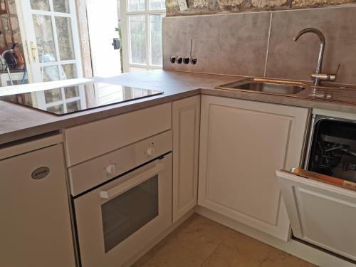 virtuve, D HOUSE authentic Zlarin house, relaxing courtyard and terrace in Zlarin