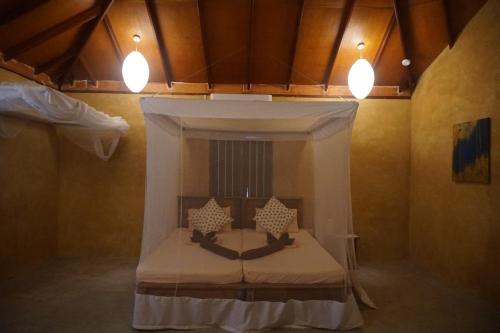 1 king bed, 1 twin bed