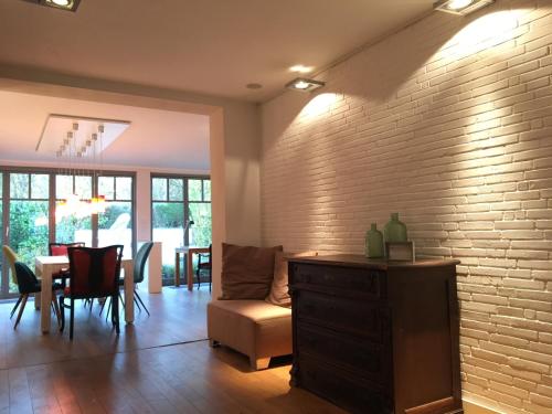 ห้องส่วนกลางสำหรับนั่งเล่น/ดูทีวี, Kleine Oase in บอททรอพ