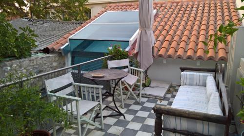 Under the Acropolis, tiny room, big terrace, Athen