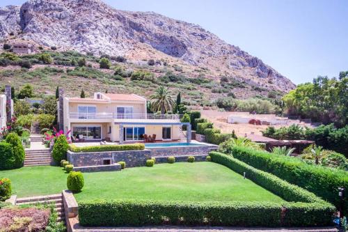A szálláshely kívülről, Amazing 5 bedroom Villa with Swimming Pool in Thimári